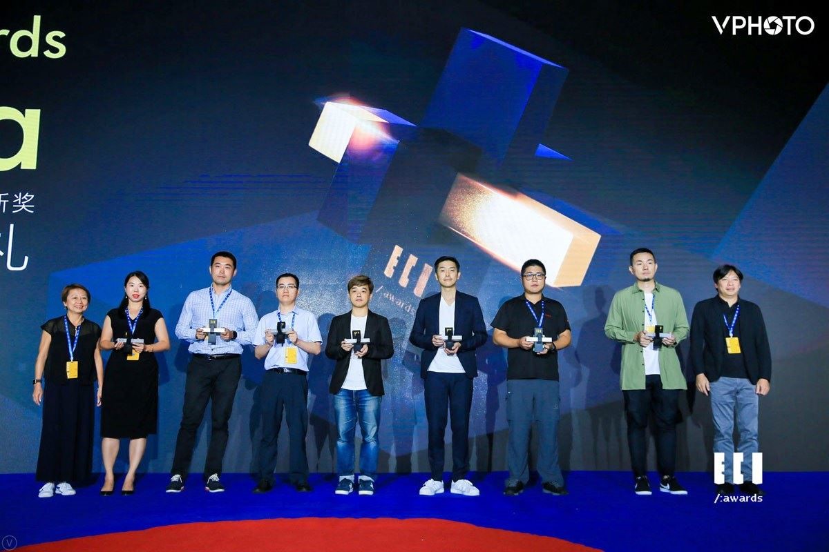 設計家 Searchome 網站經理楊秉寰（左5）於艾奇獎頒獎典禮中上台領獎。圖片來自主辦單位艾奇獎 ECI Awards。