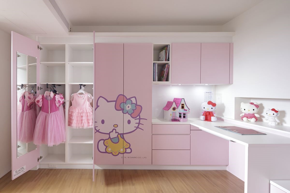 「Hello Kitty 多功能收納櫃」無把手設計讓超萌 kitty 完美呈現，大收納空間及可調式層板讓陳海茵輕鬆展示女兒的美服、玩具。