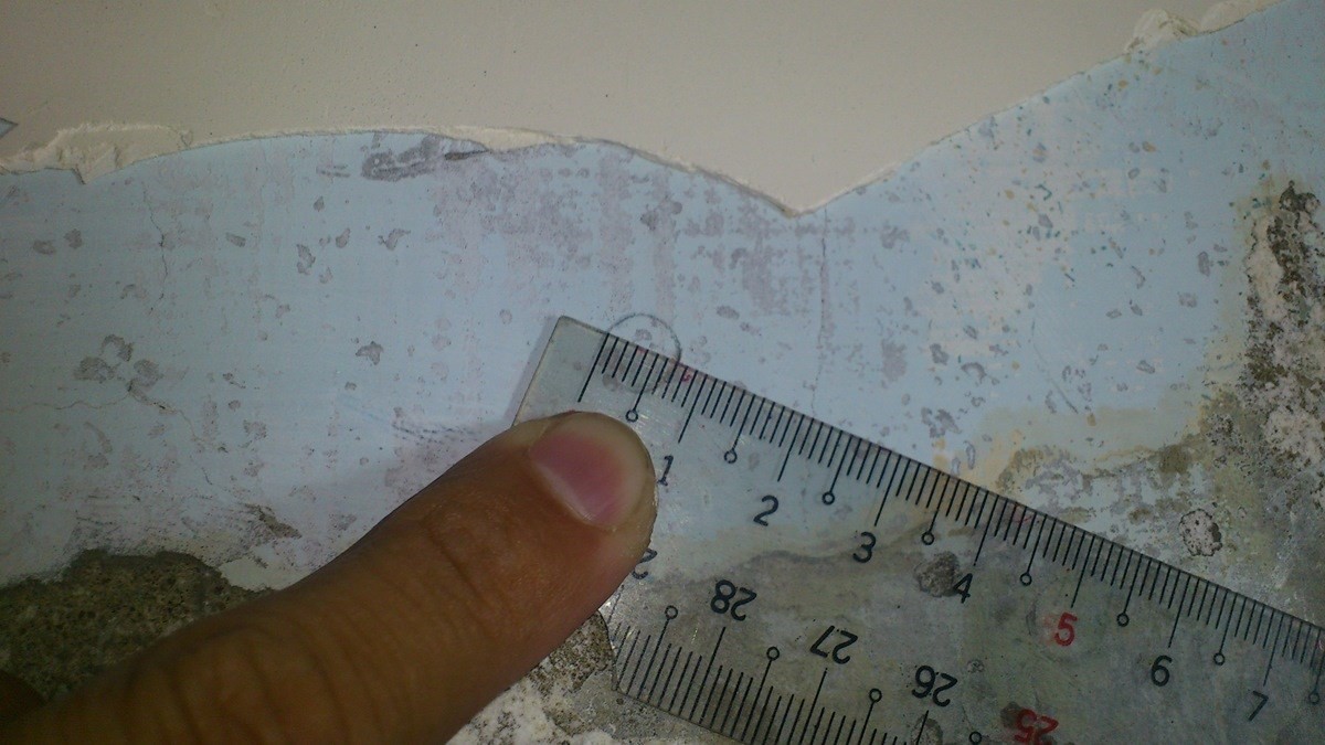 痕跡直徑小於 0.7 公分，屬於硬質皮膚，可以考慮是否敲除牆壁或做表面處理。