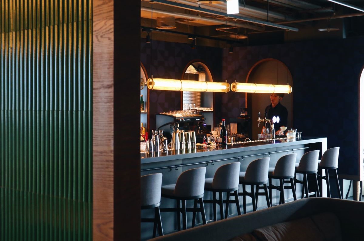 酒吧運用深色調搭配造型絕美燈具，牆面更藉手工窯烤磁磚傳達竹林意象，為亞洲風情獻上摩登時尚感。