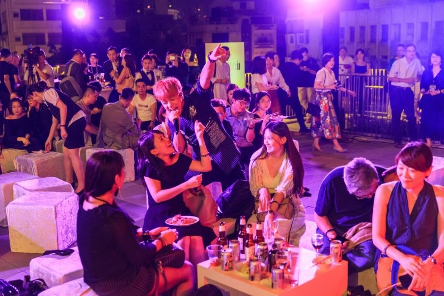 迷霧森林樂團與台下設計師互動，帶動現場氣氛。