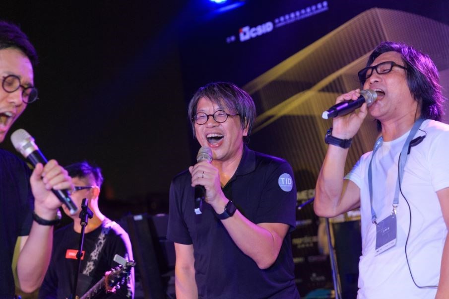 CSID 中華民國室內設計協會理事長龔書章與秘書長趙璽，共同上台獻唱。