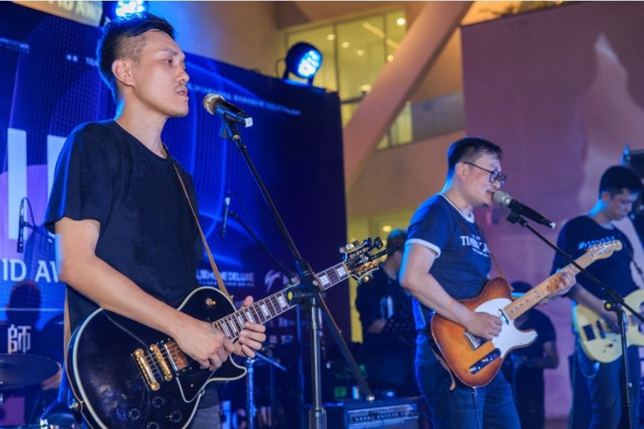 TIDE 浪潮樂團賣力開唱，氣氛熱絡。