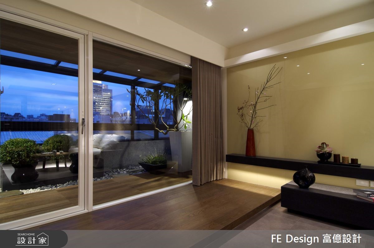 34坪老屋空間，設計師透過格局重整，將陽台內推、讓陽