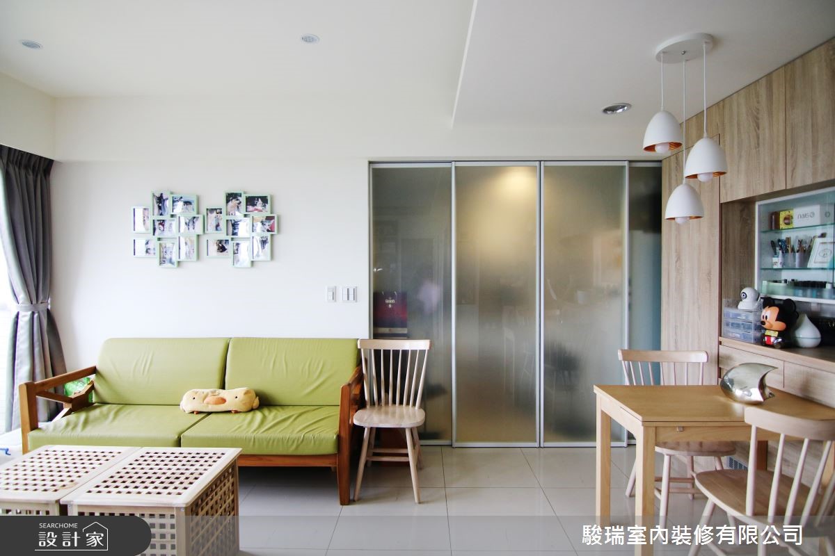 人寵共享的17 坪小宅以單純簡約的北歐風為設計理念，