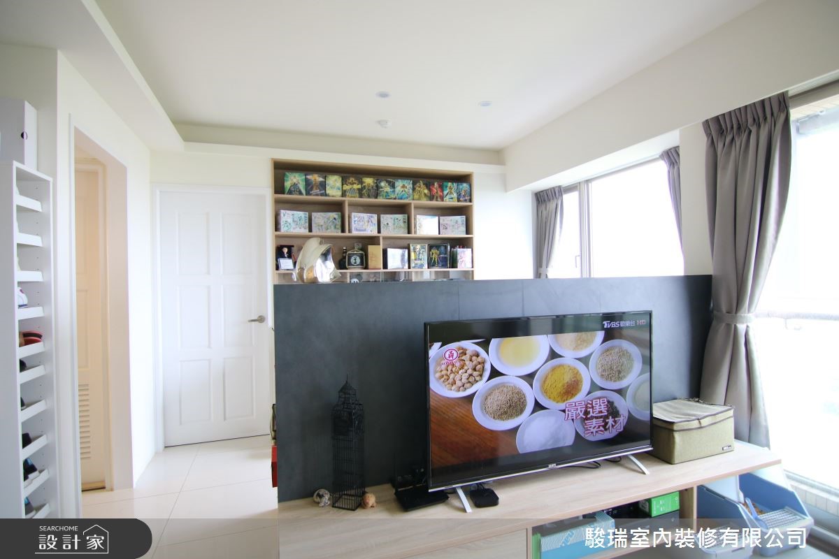 人寵共享的17 坪小宅以單純簡約的北歐風為設計理念，