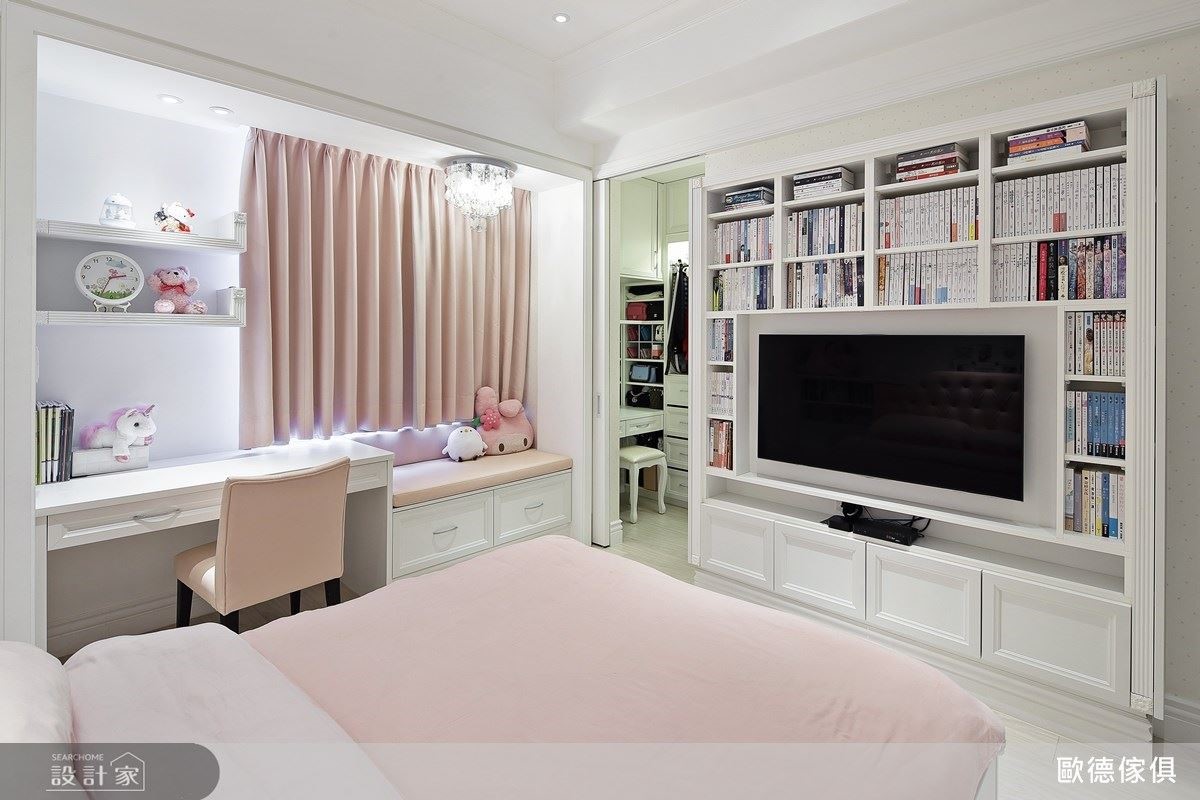 女兒房書櫃依照書本高度規劃尺寸，營造最大量收納空間。