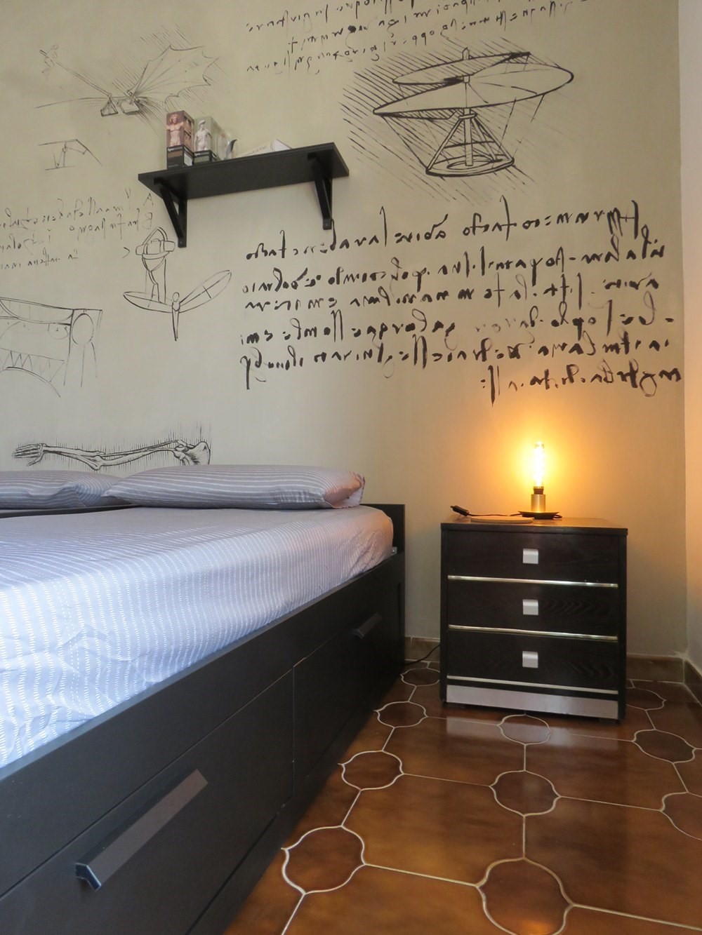 現在臥室床鋪下方擁有收納空間。