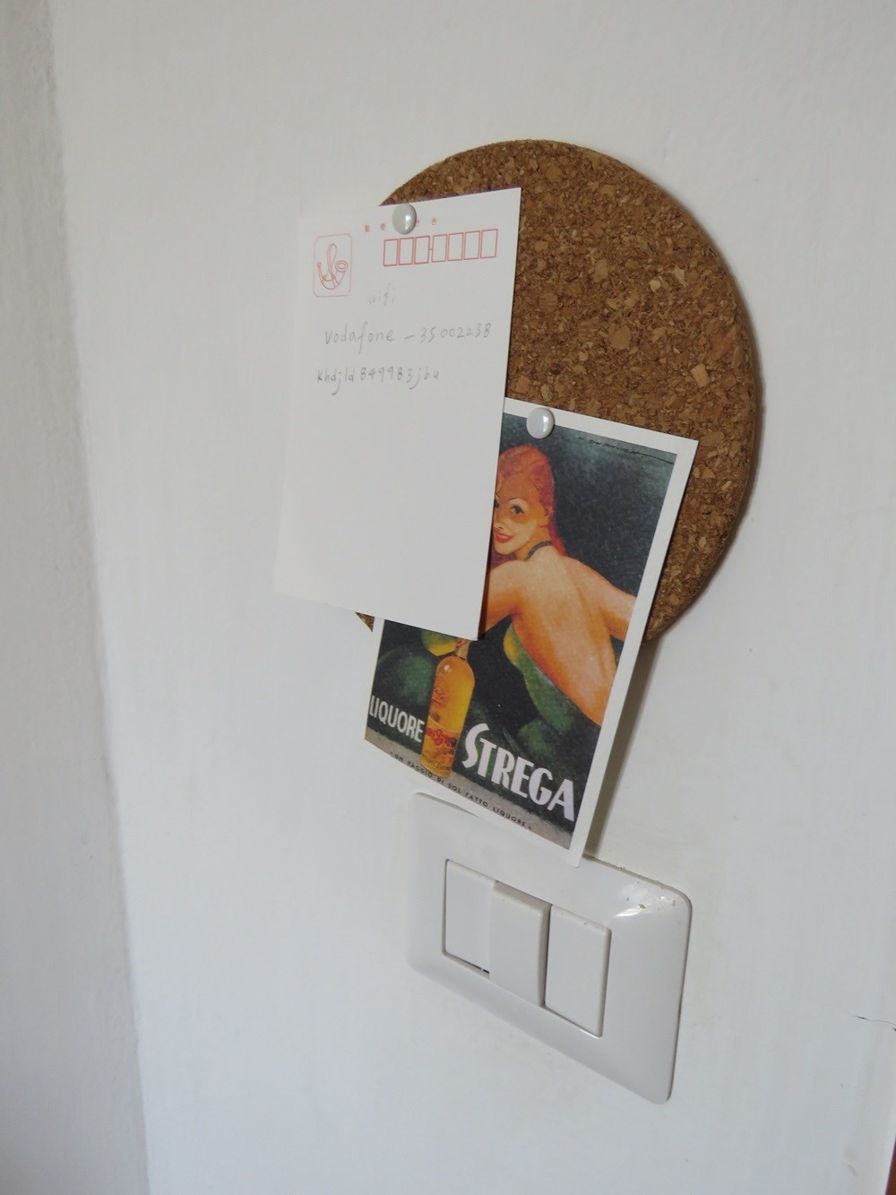 軟木杯墊佈告欄。