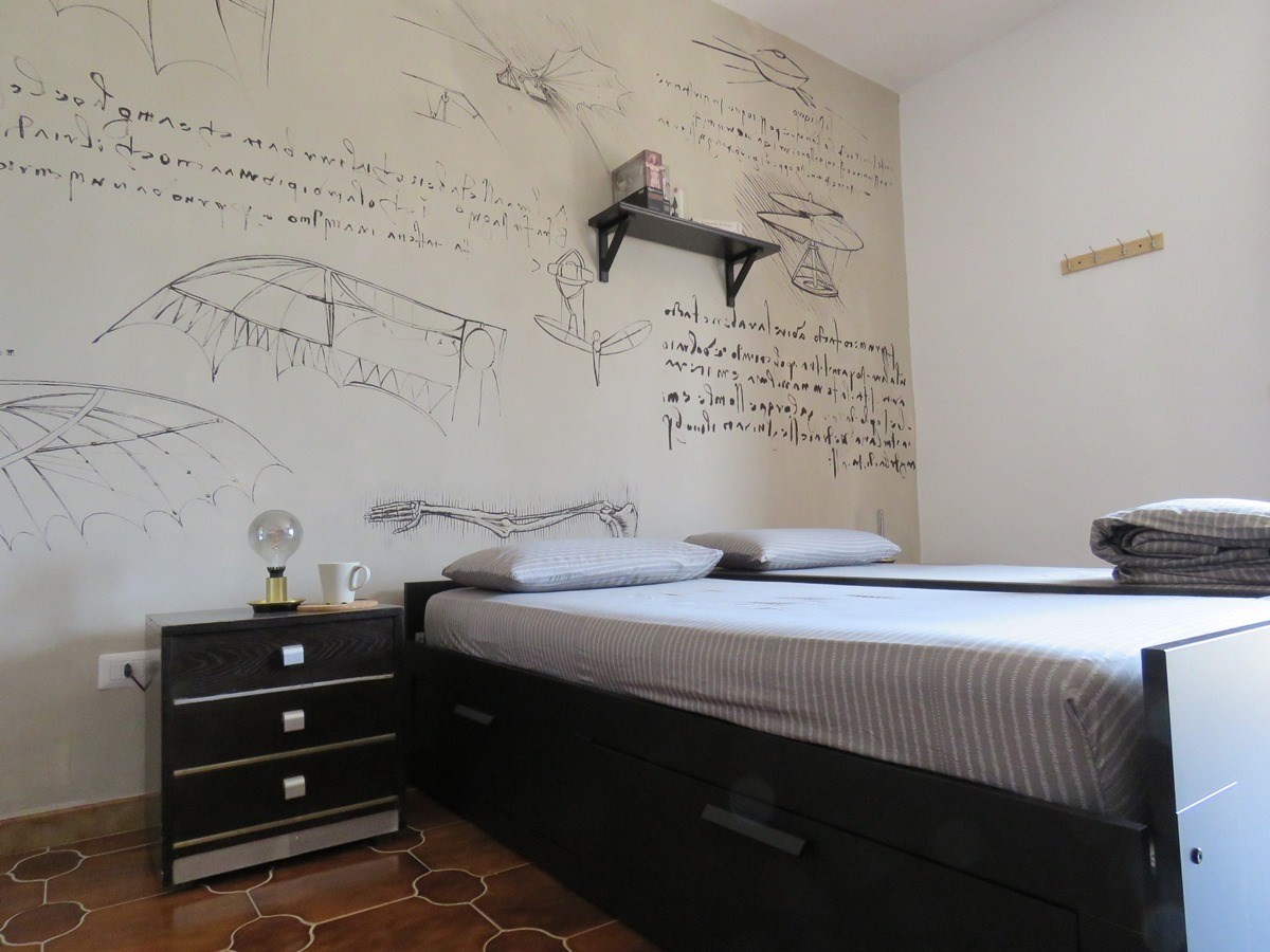 家具都選擇黑色系搭配部分金屬裝飾。