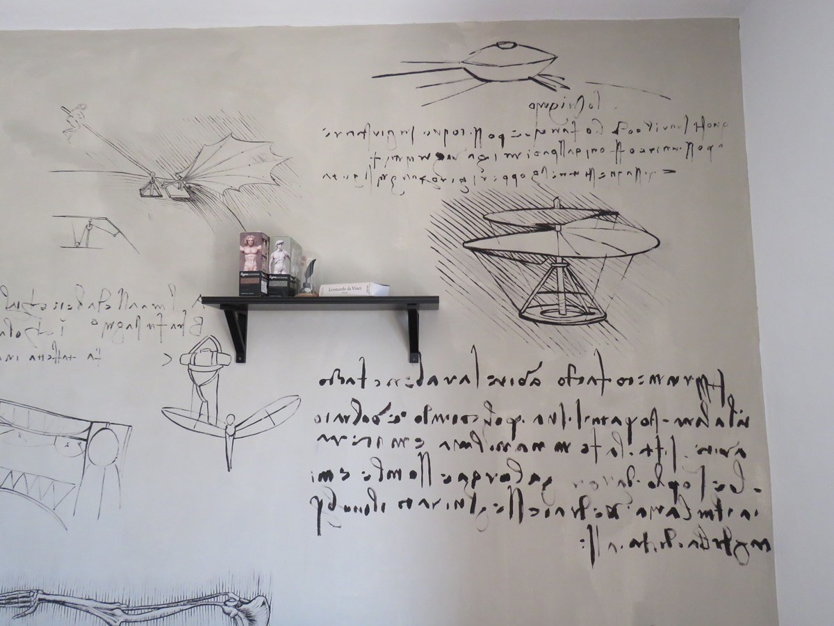 書謹重現達文西的螺旋直升機和飛行機器手稿。