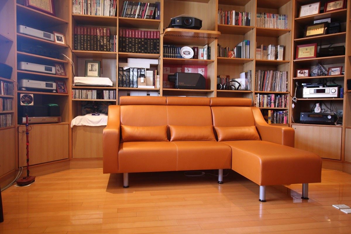 合成皮沙發價格親民，缺點是透氣性差、悶熱，但不用擔心打翻湯汁或飲料會滲入沙發。