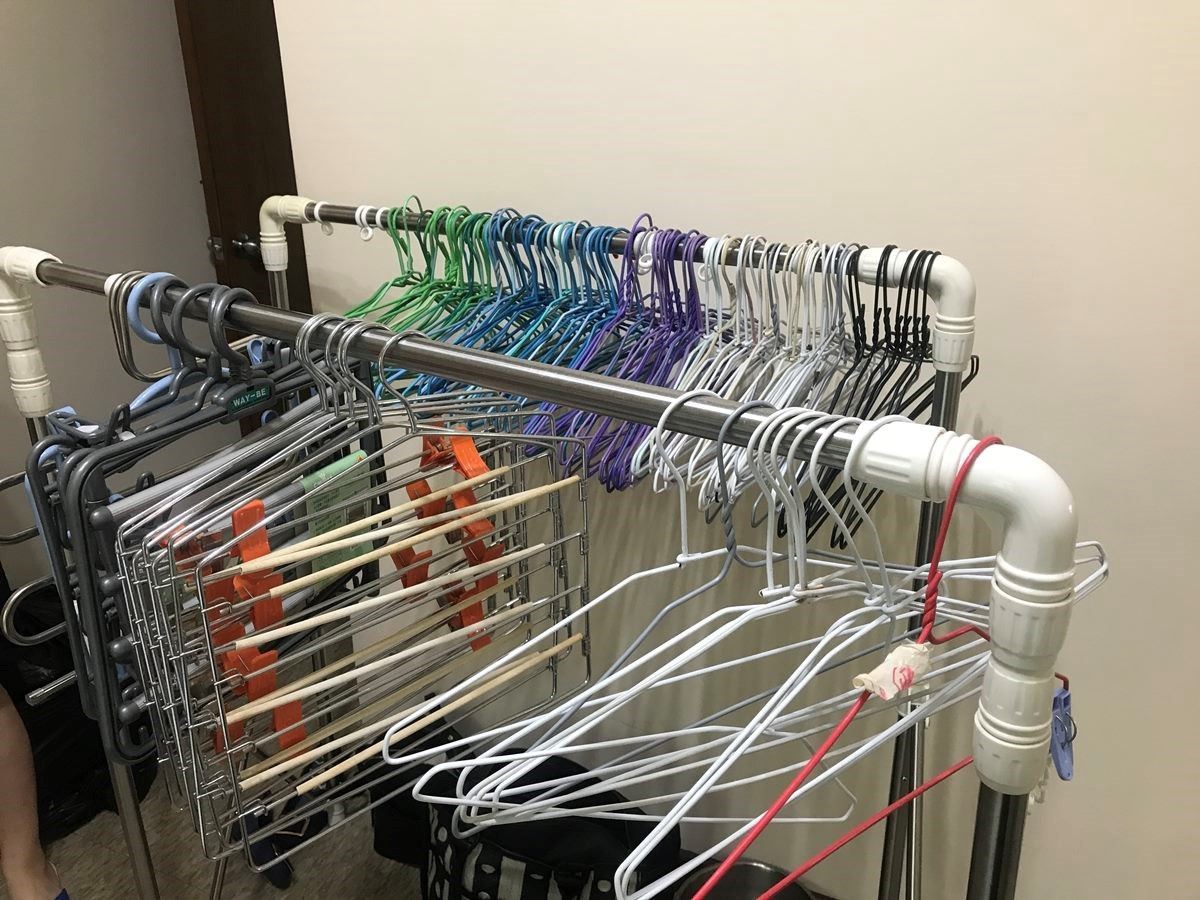 用衣架的顏色差異，來區分不同人的衣物。