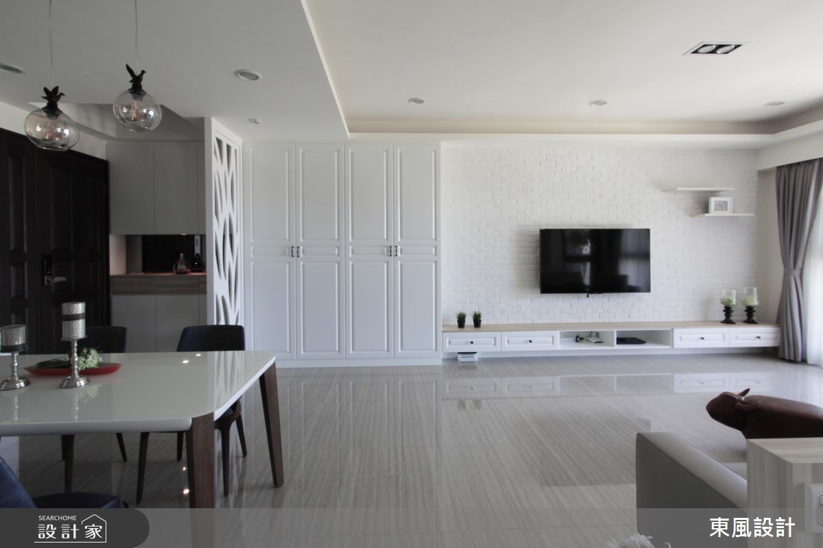 35 坪純白美式風住宅，簡約的線板搭配清爽的純白漆面
