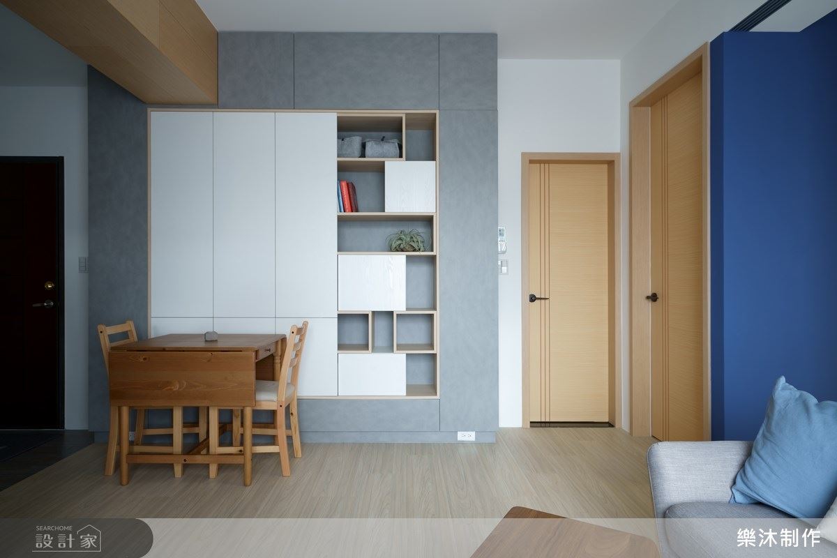公共區域的主牆以櫃中有櫃的概念設計，既增加收納，又為空間注入活潑元素。