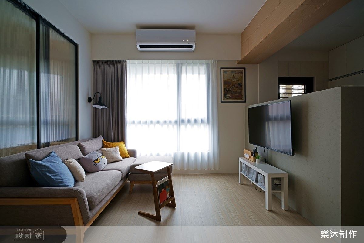 客廳與廚房以半高的隔間區分，恰巧讓這一面牆有雙面作用，管線就藏在牆壁裡，視覺清爽許多。