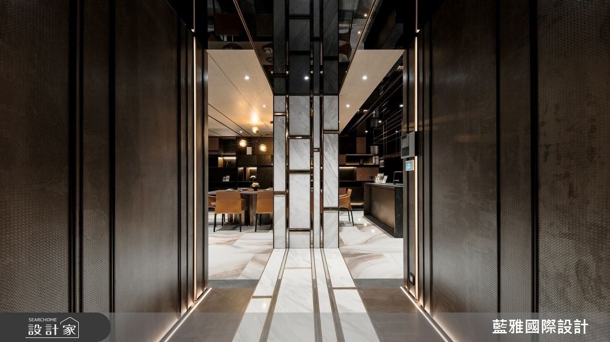 玄關屏風以白色石材搭配鍍鈦金屬線條,成就大器迎賓星光大道。