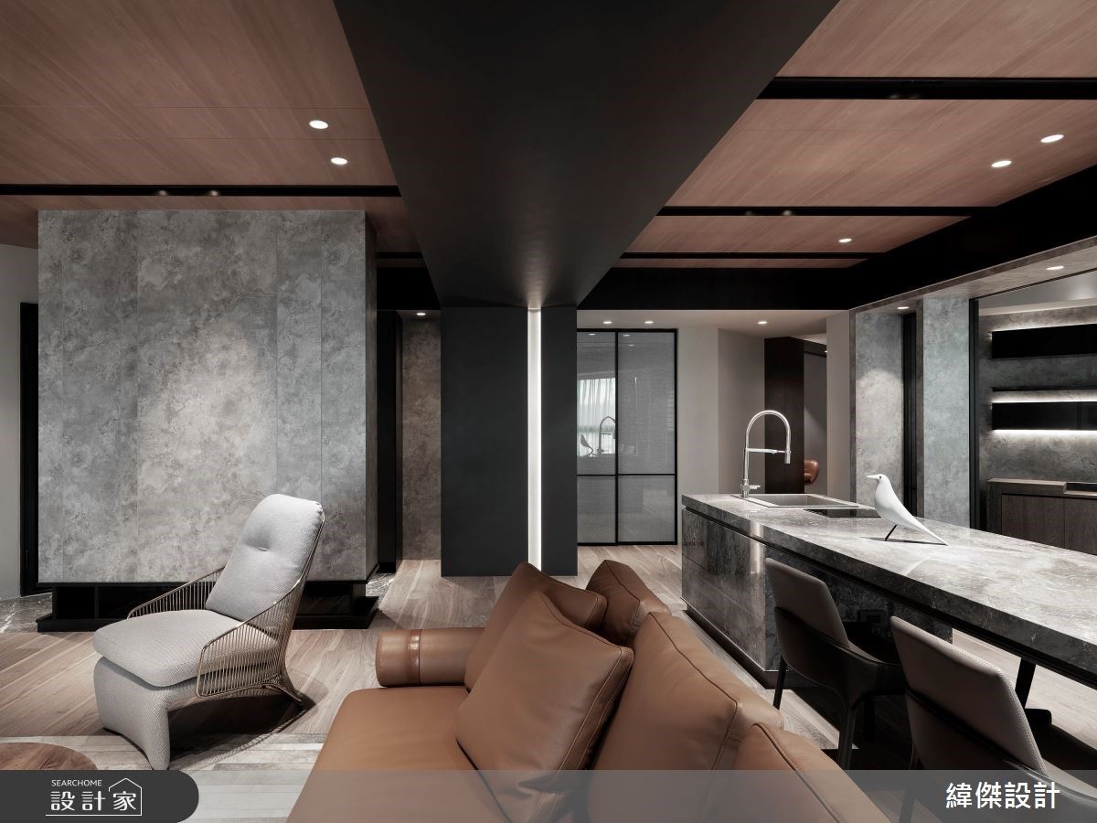 天花運用ㄇ型框面,巧妙界定客廳與餐廚空間。