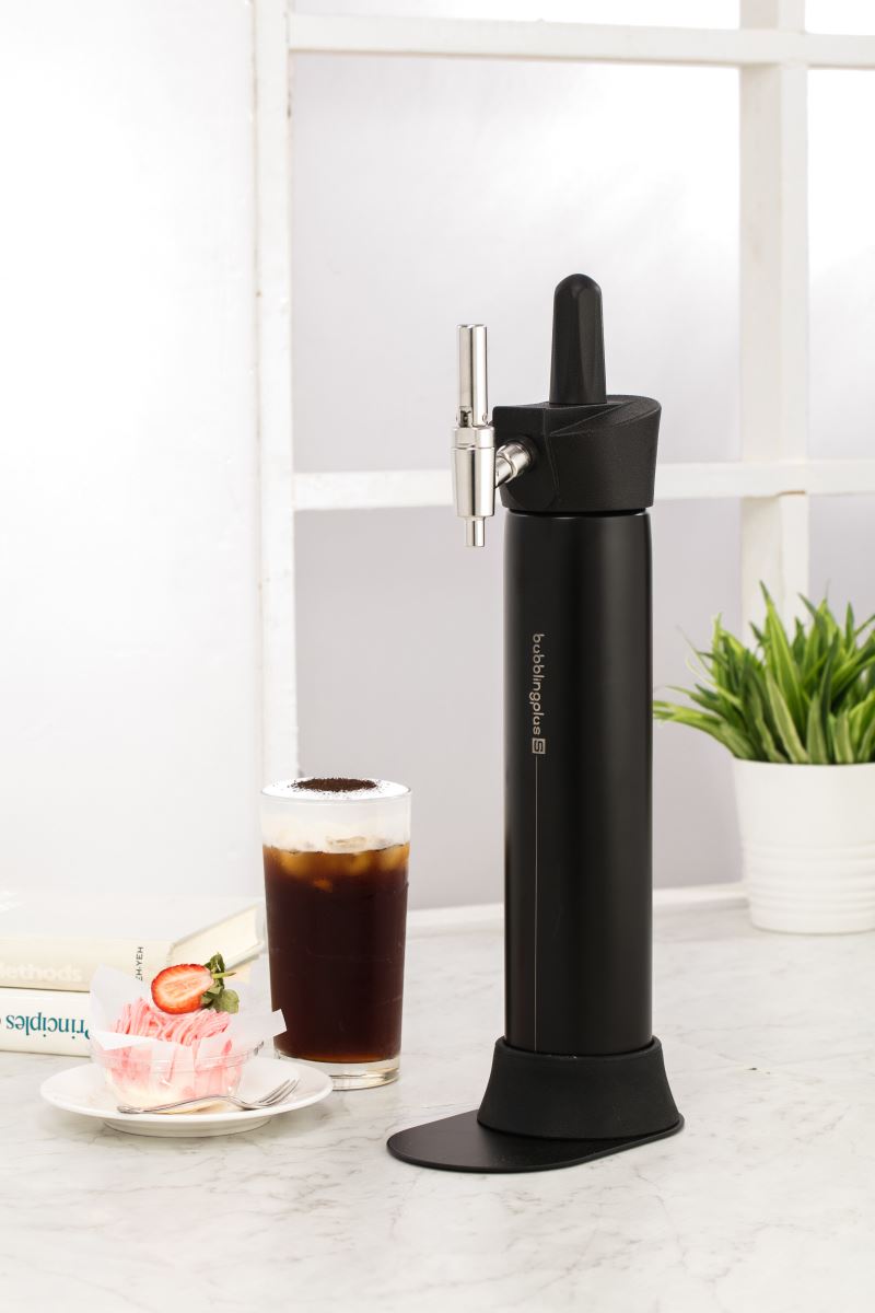 台灣設計的 Bubblingplus 驚奇瓶，讓在家裡製作氮氣咖啡變成一件輕鬆又充滿樂趣的事。