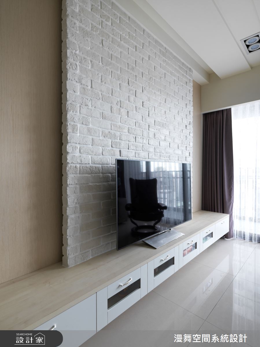詹文雄以專業系統設計結合文化石等異材質於電視牆，細膩烘托居家空間美感。