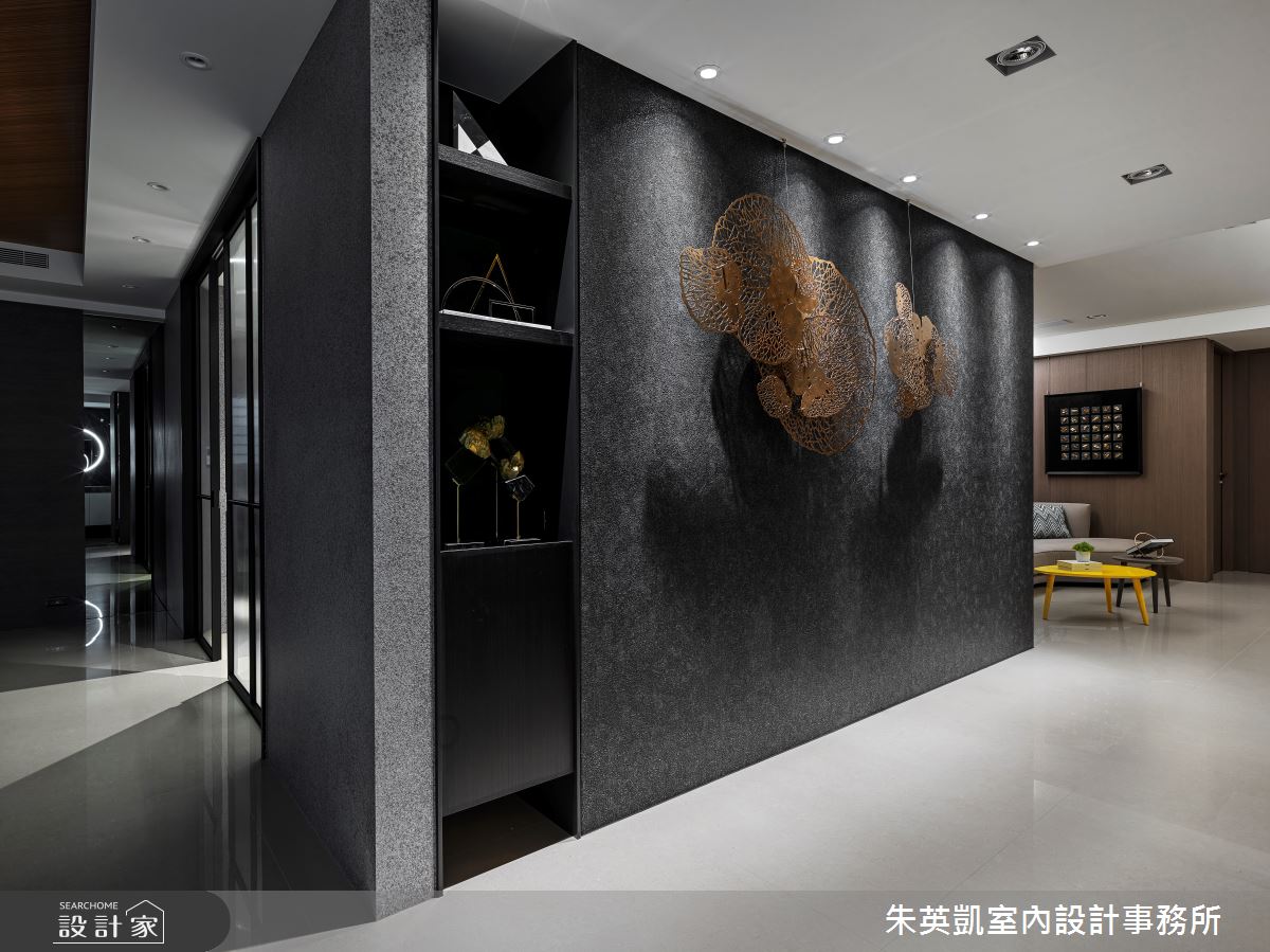 玄關端景透過藝術品彰顯屋主品味，結合展示櫃體營造空間層次。