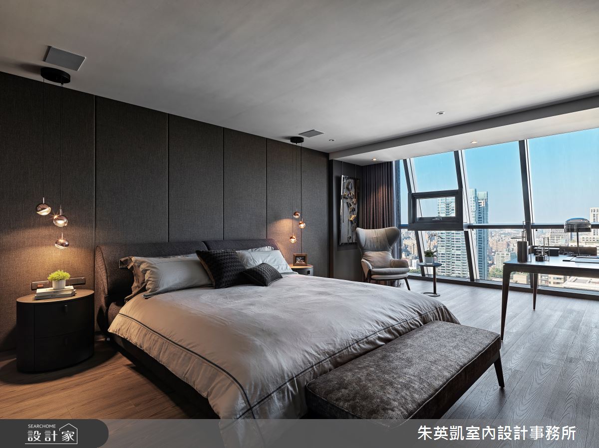 主臥床頭以灰色織紋繃布營造高級感與舒適性，搭配精緻吊燈為主臥增添浪漫氣息。