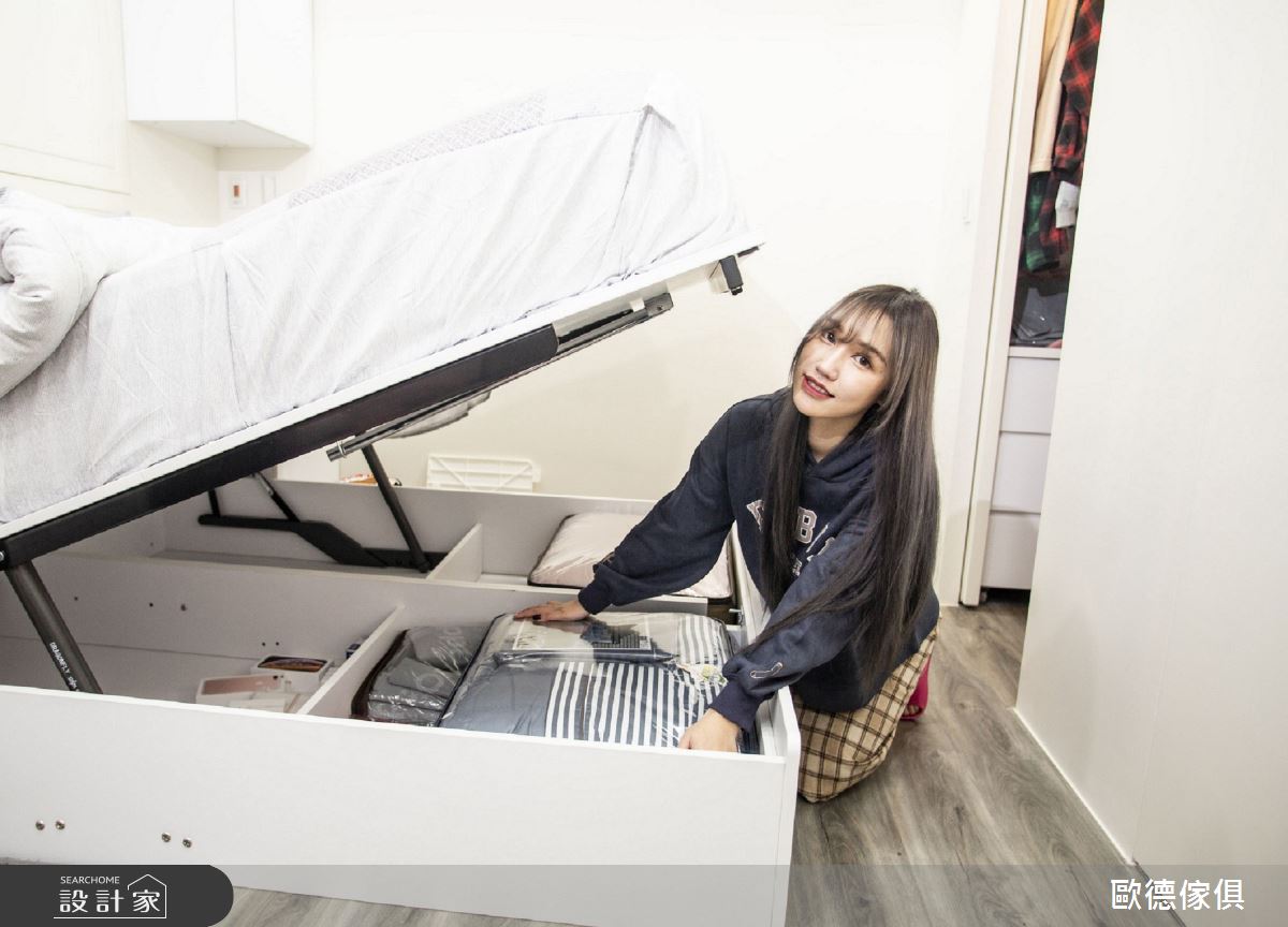 女生單手可操作「小蜻蜓掀床組」，省力好開闔，安全不怕夾手，床底下還有超大收納空間。