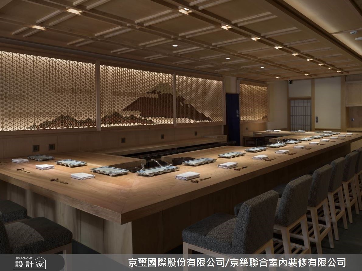 傍晚時分，天色漸漸暗了下來，台北街頭這處 25 坪日式