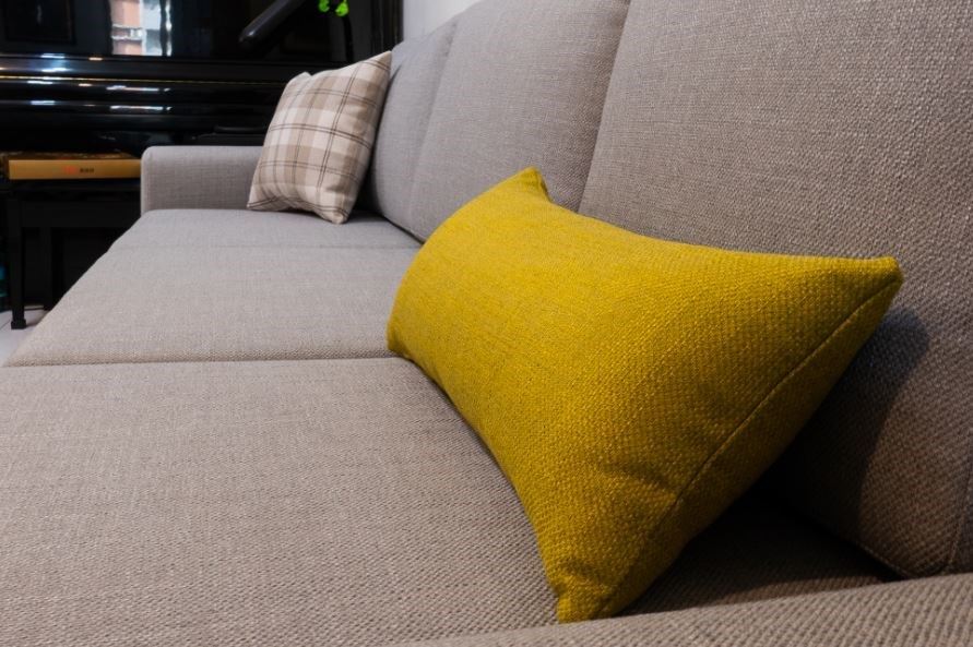 挑選沙發時，要注意的眉角非常多，從家庭人數選擇尺寸