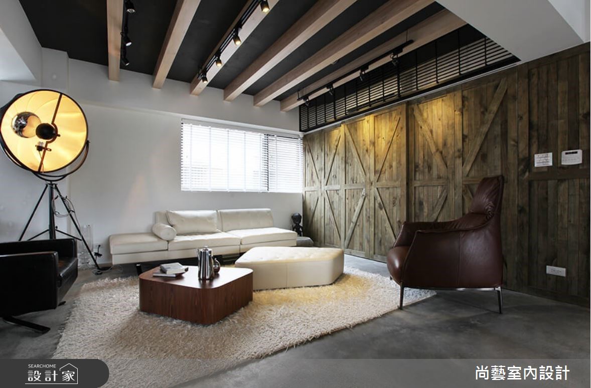 30 坪老房屋主為知名旅遊節目主持人Janet的家，奔波於