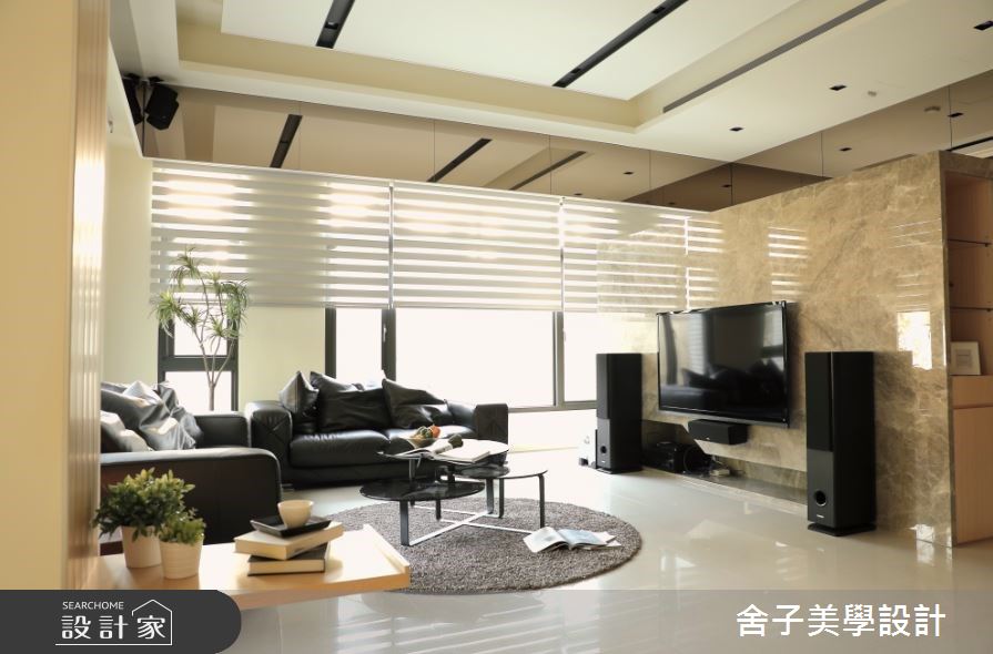 三層樓透天別墅為屋主自建的新成屋，坐落於郊區的豪宅