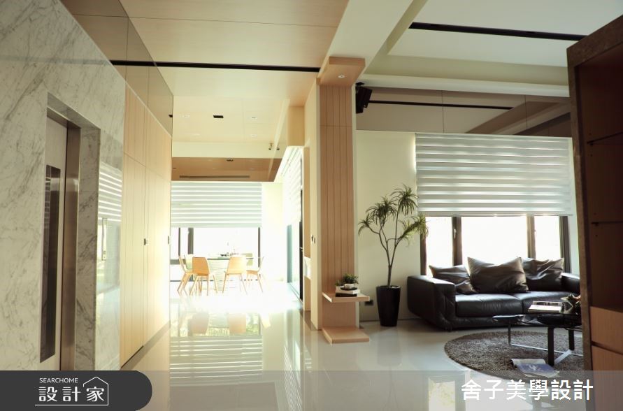 三層樓透天別墅為屋主自建的新成屋，坐落於郊區的豪宅