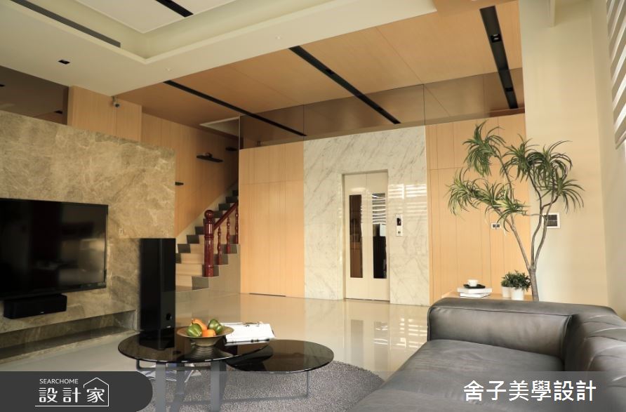 三層樓透天別墅為屋主自建的新成屋，坐落於郊區的豪宅