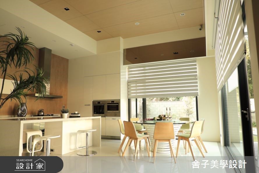 三層樓透天別墅為屋主自建的新成屋，坐落於郊區的豪宅