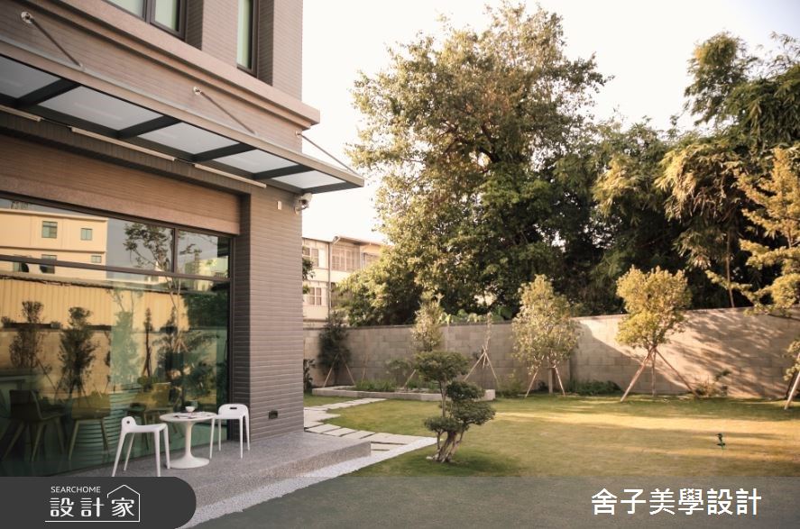 三層樓透天別墅為屋主自建的新成屋，坐落於郊區的豪宅