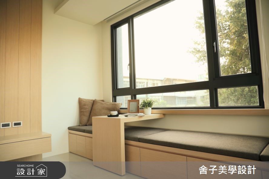 三層樓透天別墅為屋主自建的新成屋，坐落於郊區的豪宅