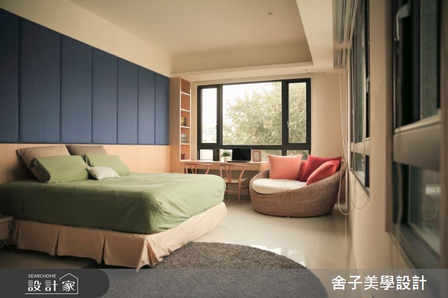 三層樓透天別墅為屋主自建的新成屋，坐落於郊區的豪宅