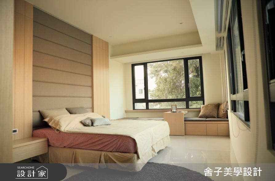 三層樓透天別墅為屋主自建的新成屋，坐落於郊區的豪宅