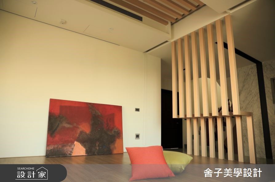 三層樓透天別墅為屋主自建的新成屋，坐落於郊區的豪宅