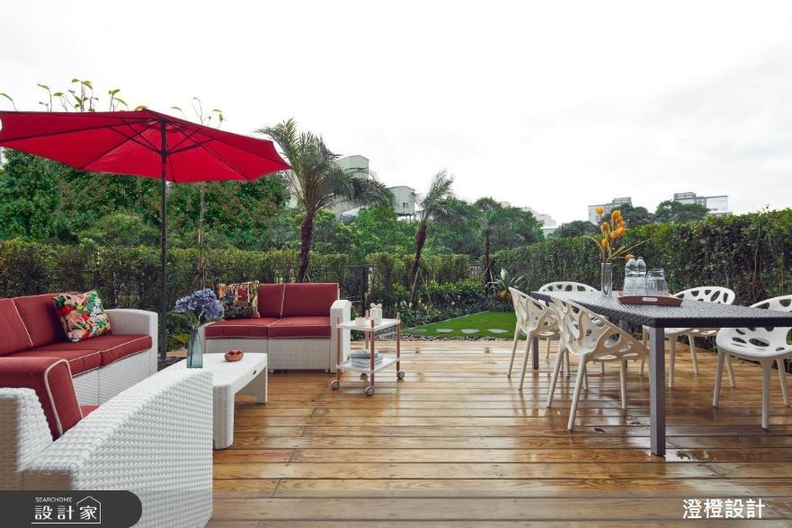 夫妻與可愛女兒們的新家帶有大幅度綠地，設計師發揮巧