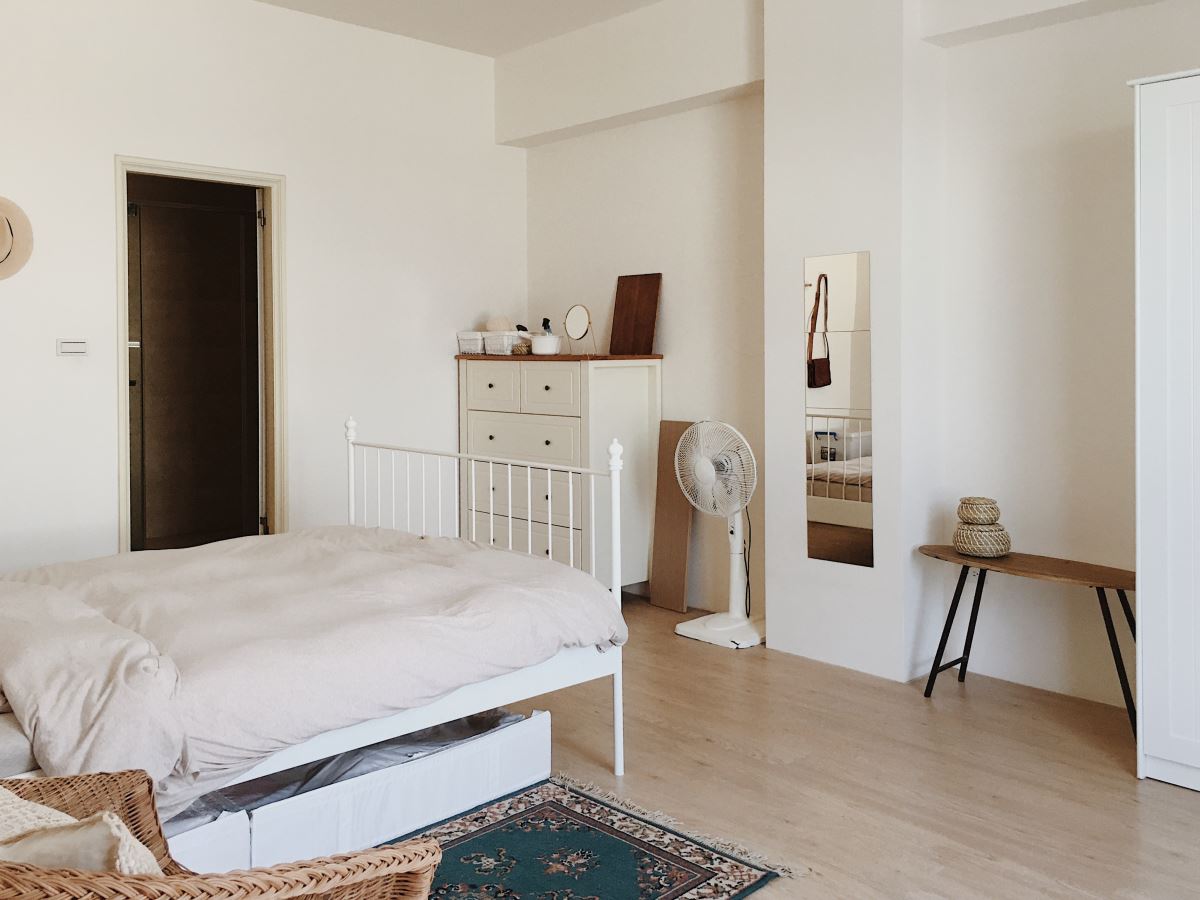 主郁在家具店選擇了一座線條好看、材質良好的五斗櫃，取代原先的直立式掛衣架，大型的櫃體因其色彩能輕易融合整體空間，漂亮的造型放在空間中一點都不突兀。