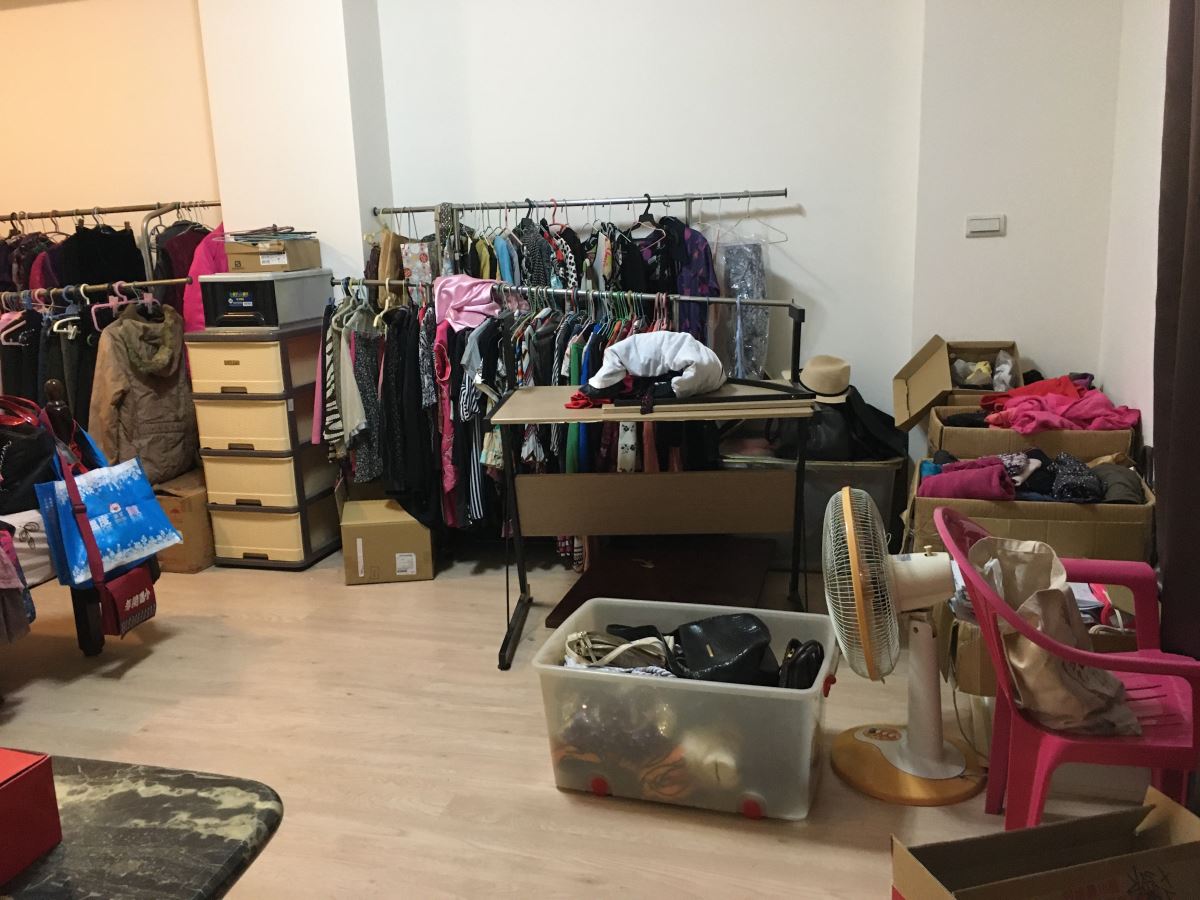 因為房子是租的，無法更動原始裝潢，還未改造前整間房間多用臨時家具，衣物和雜物臨亂散置。