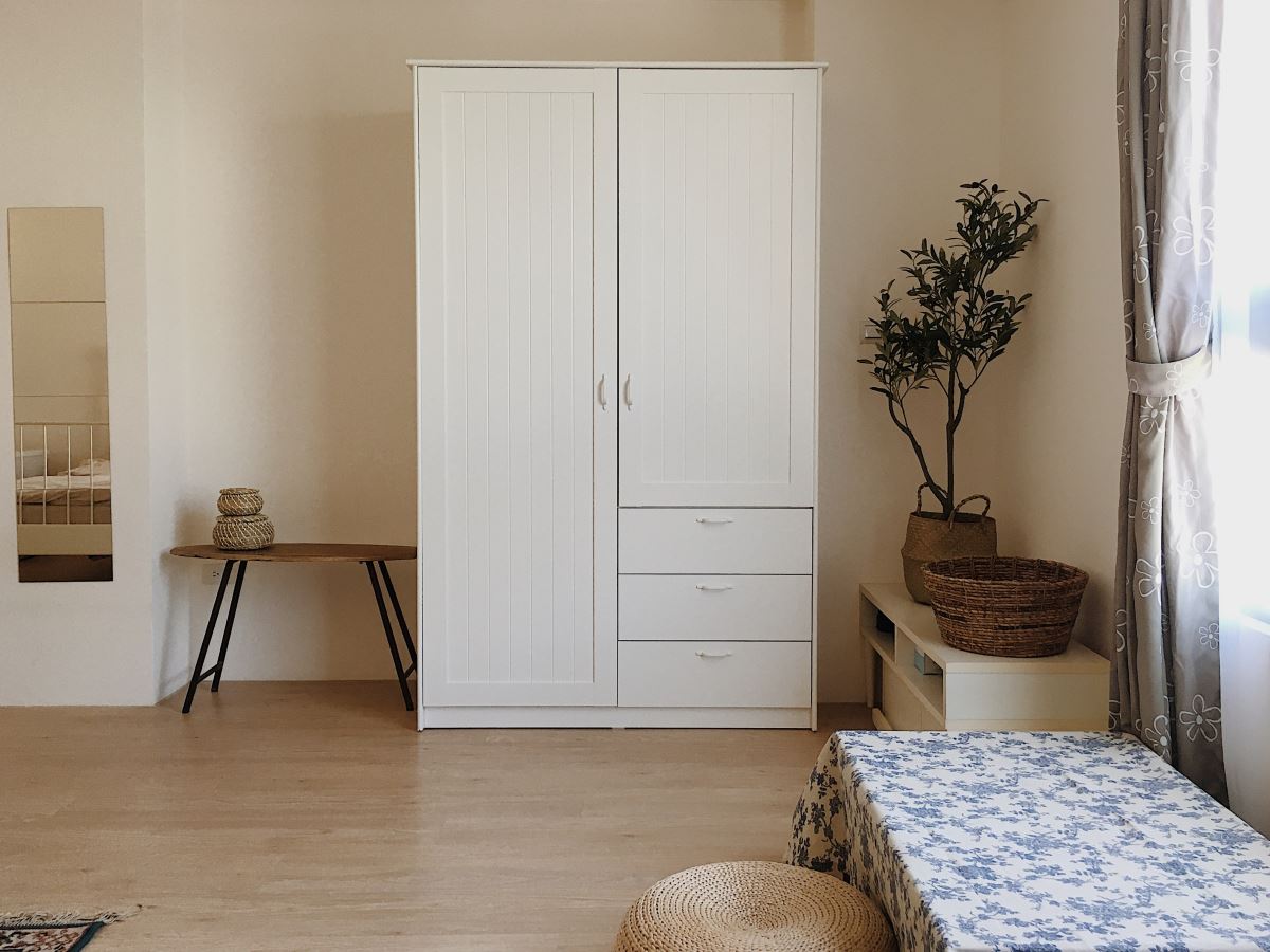 與家具店的五斗櫃相呼應的，是這座Ikea的雙門衣櫃，一樣是白色色系，門片上的線條簡單明白展現鄉村風的氛圍。