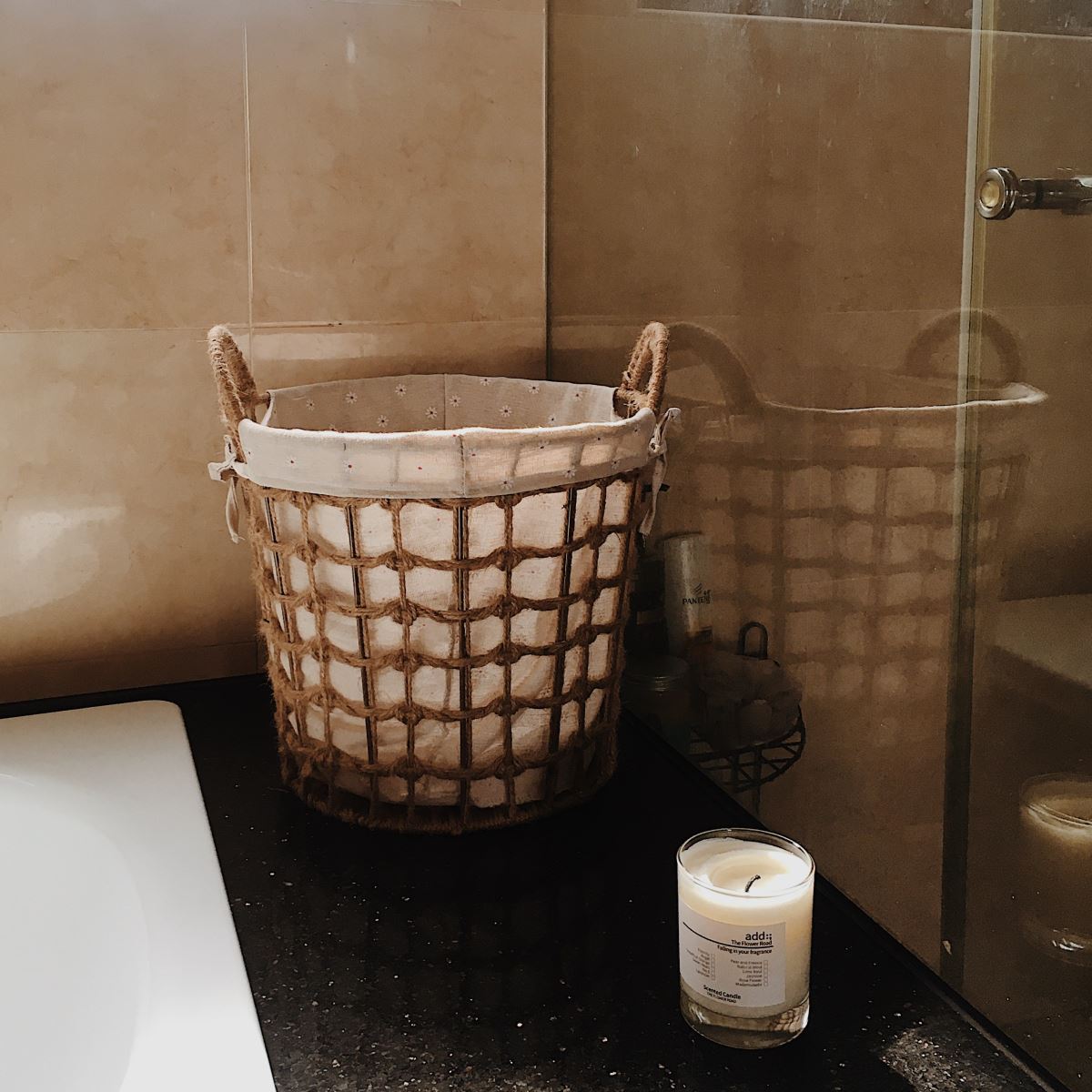 角落置放上麻料編織的洗衣籃和香氛，為生活更添儀式感。