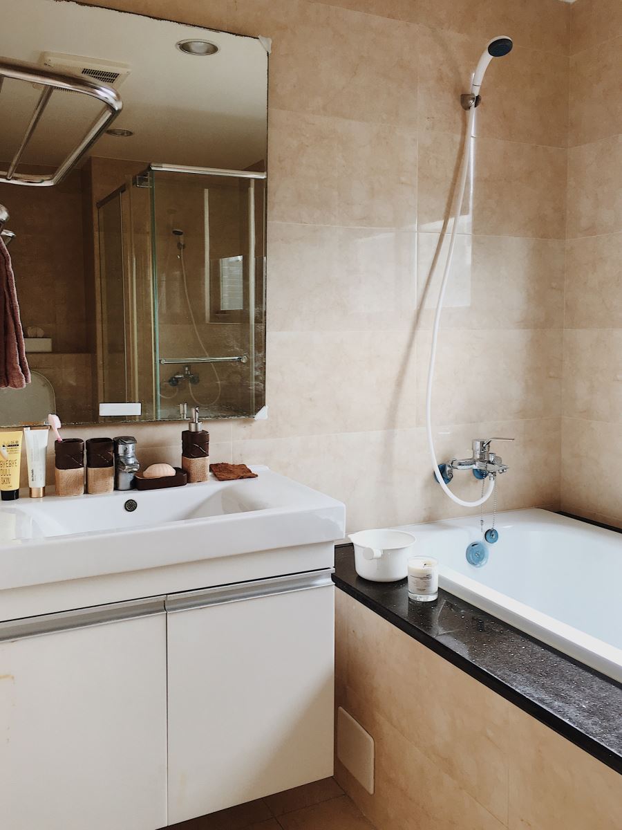 在不能動裝潢的情形下，將浴室重新打掃後，購置與整體色系相符的道具，簡簡單單提升空間質感。