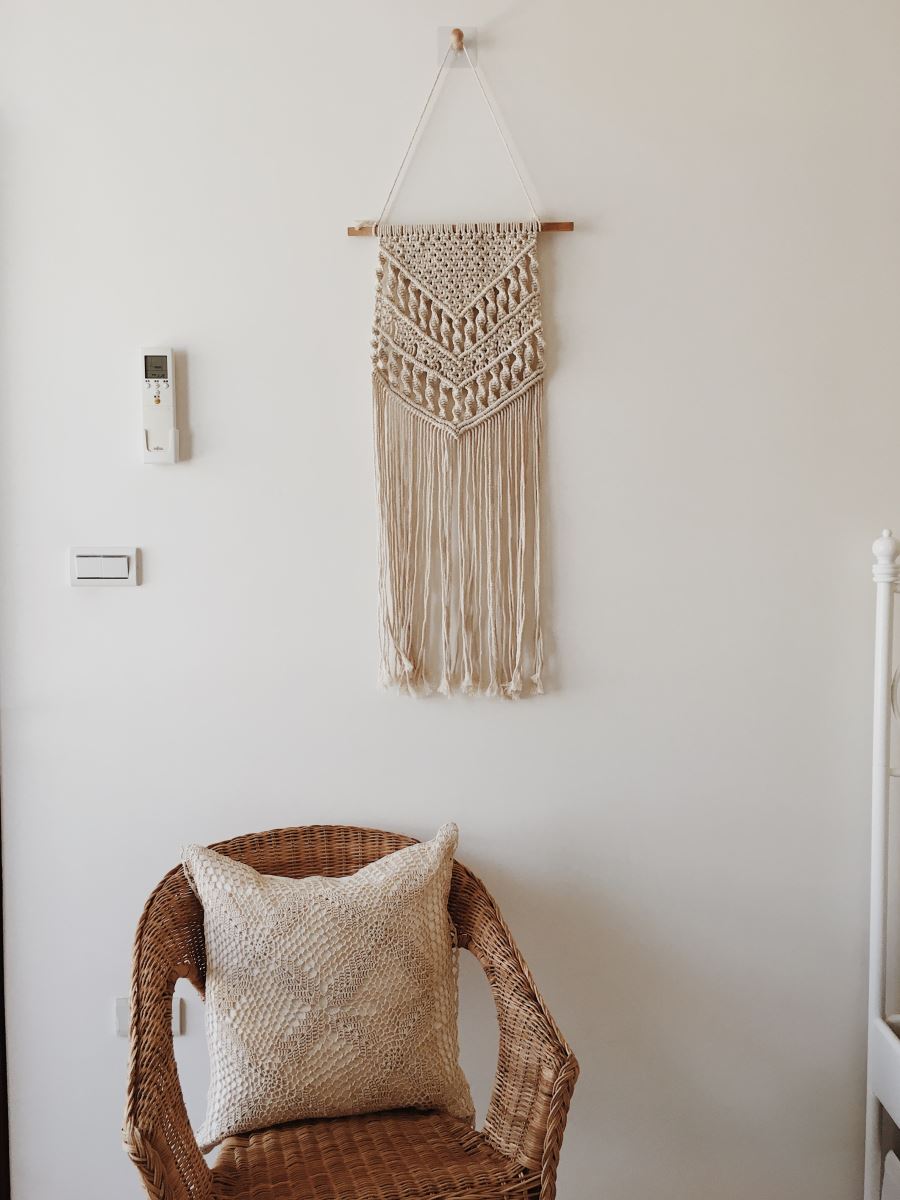 通過在網路上蒐集資料，主郁自我分析後發現自己喜歡編織、藤、夏天等元素的物件，因此朝此方向採購佈置物品，並且在佈置時不堆放太滿、適當留白，讓每樣家具和佈置品都能適得其所、點亮角落。