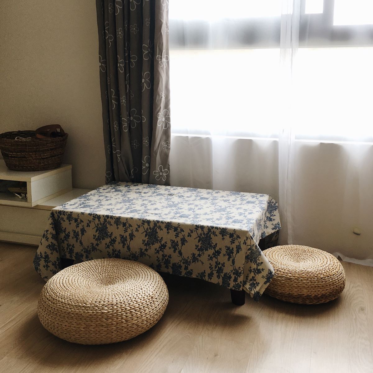 這張桌子是房間裡的舊家具，主郁為它選了一張桌布，顏色與地毯相搭，加上兩個坐墊，與風格相搭也滿足了媽媽的需要。