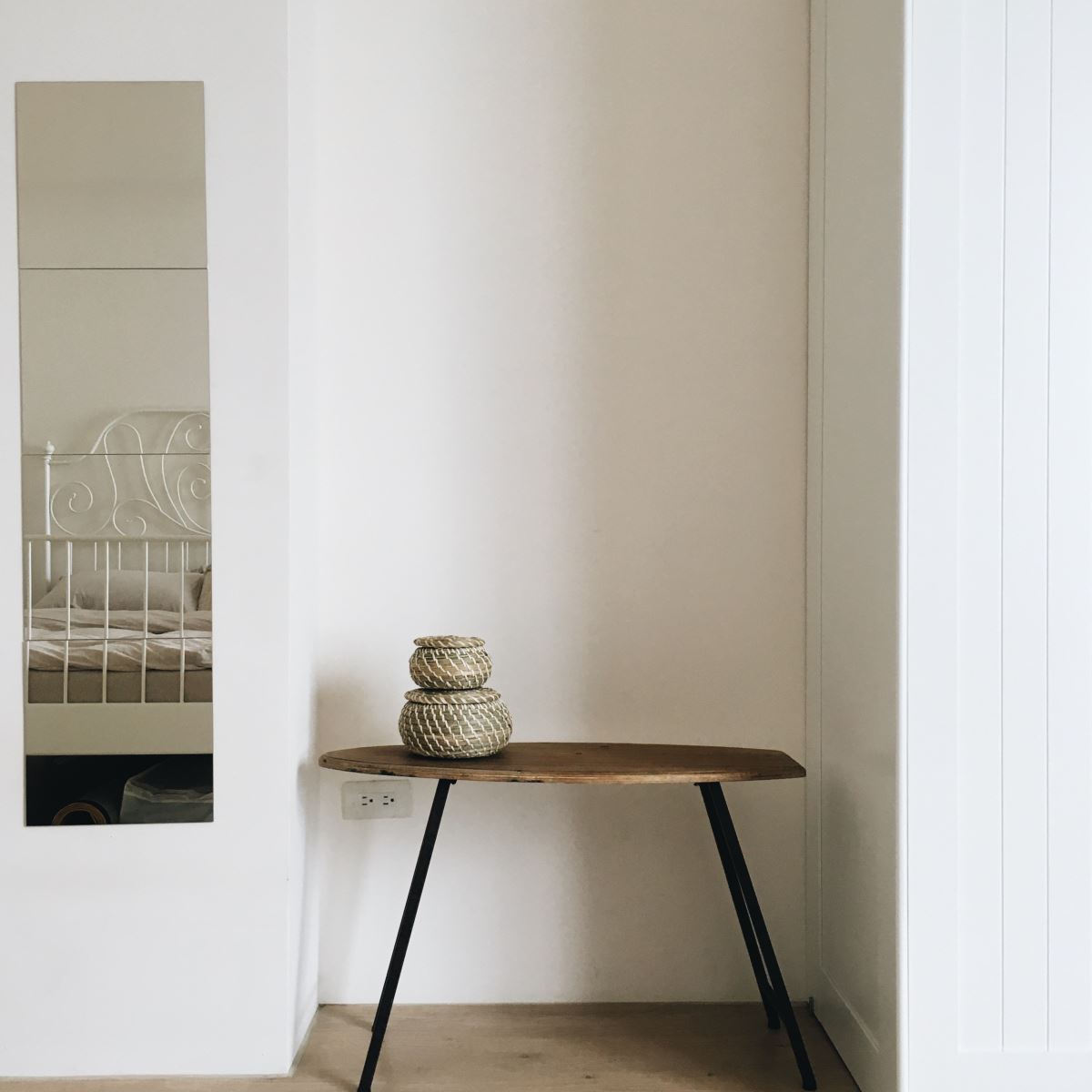 因為預算考量，最後採用Ikea販售的鏡子貼附結構柱，達到修飾的效果，旁邊的桌几是主郁在台南的古董店找到的珍品，只是主郁說笑說：「它有點不穩，人是不能坐在上面的，所以只好拿來擺些收納罐了。」