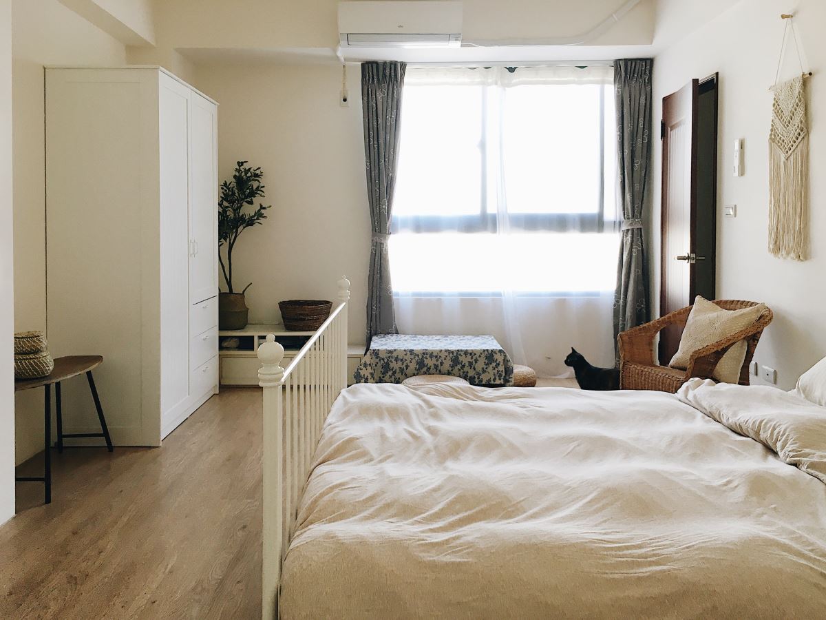 改造完成後的房間！主郁與Adam希望清除雜物後，還給整個空間明亮的採光，並設定白色、美式輕鄉村風格，和二樓的客餐廳風格相搭。