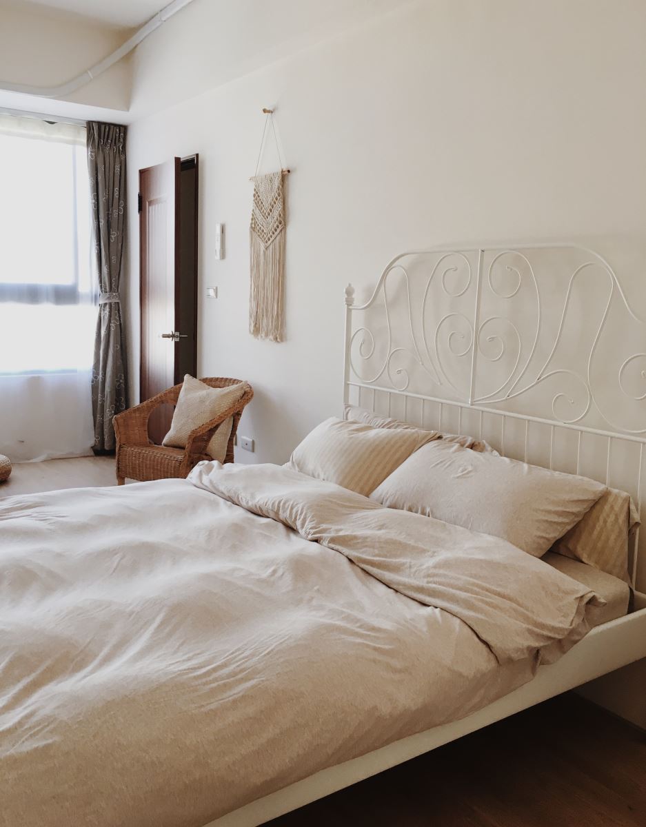 主郁選擇這張Ikea的鐵件床，原先有點擔心過為柔美的線條會不會為空間增加負擔，但因為白色可融於整體空間之中，便化解了原先擔心的問題。同時，可利用鐵件床下方鏤空的優勢增設收納籃，加強收納等實用用途。